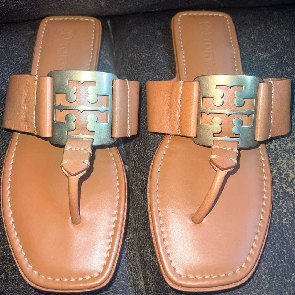 NIB Tory Burch Metal Logo Georgia Leather Thong Sandal Aged Camello 6.5 AUTHENTC